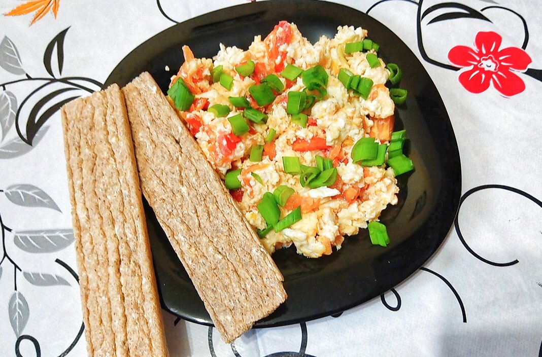 Завтрак 230 гр - яичница с творогом и помидором (это очень вкусно, попробуйте приготовить обязательно) + два хлебца, сегодня завтрак без кофе. Два яйца, творог 50 гр, помидор 70 гр.