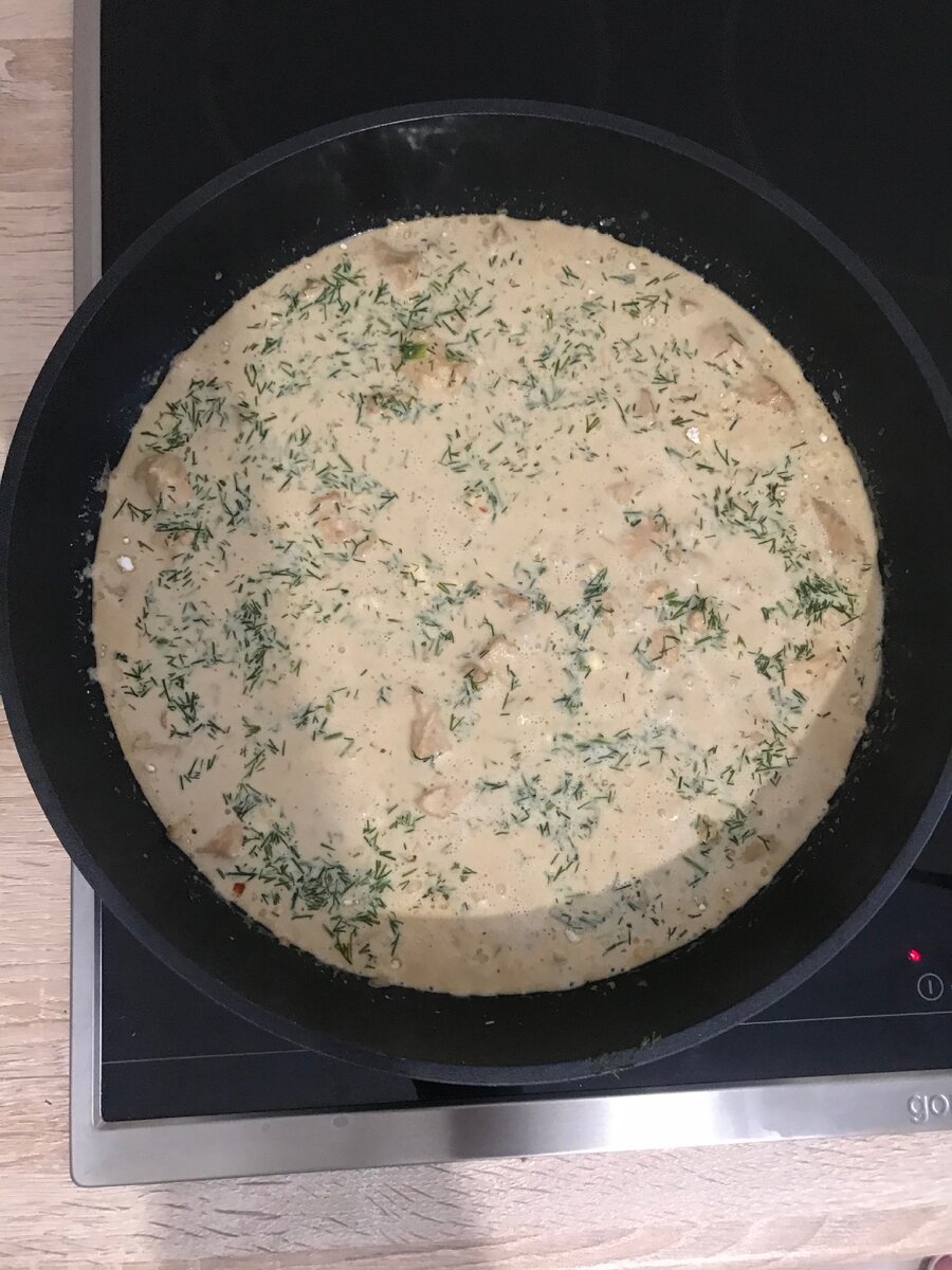 Когда филе достигло готовности можно добавить свежий укроп