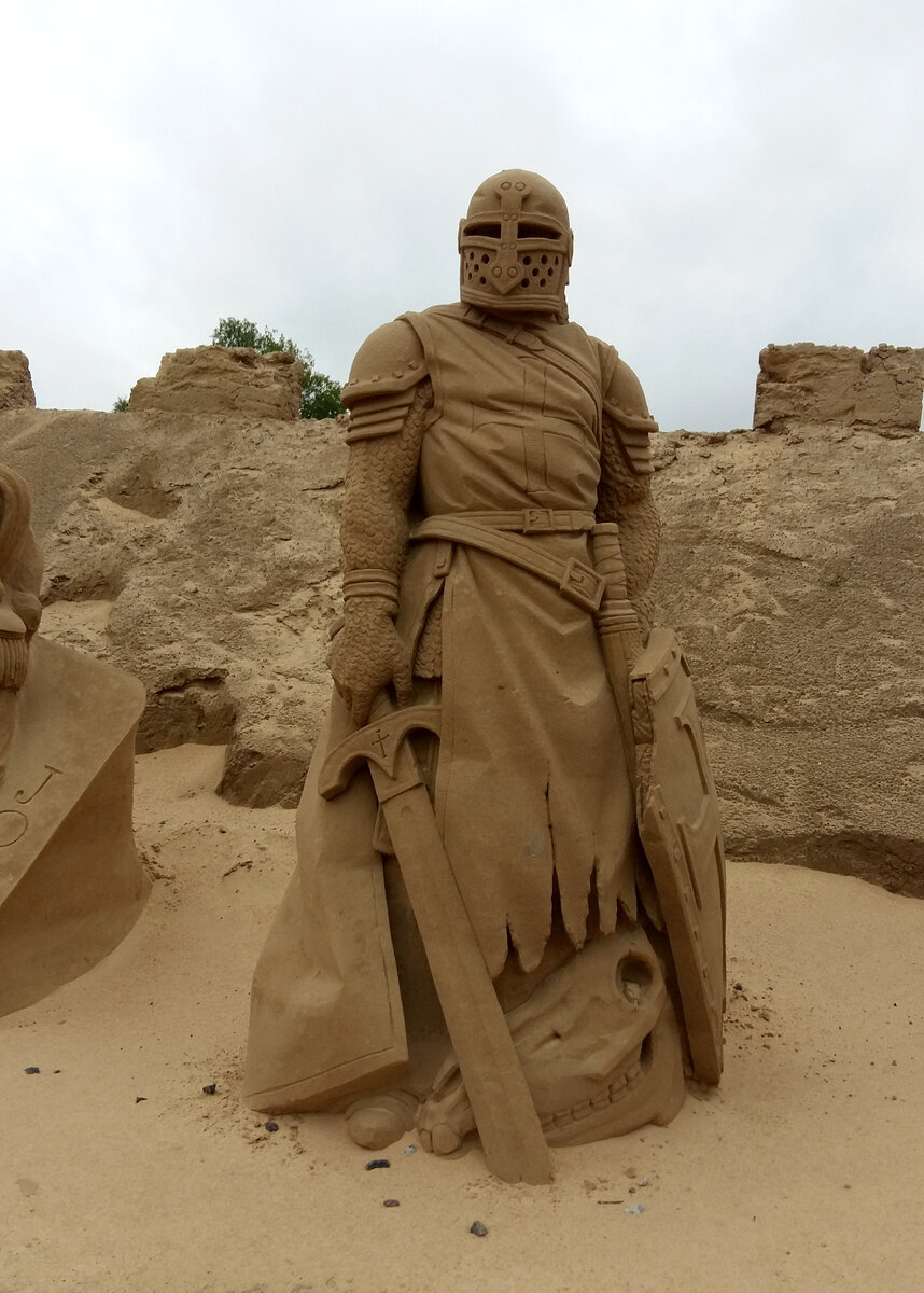 Песчаная скульптура сказочного рыцаря