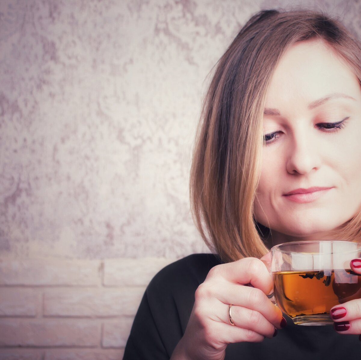 Любить недосягаемого, не подпускающего к себе, и не нуждающегося в тебе человека - это простое желание сделать невозможное возможным...

Потому что любить - это знать, и это открыть для себя того, кто не спрятан от тебя, и кто позволяет это сделать...

Что можно узнать и открыть в том, кого ты видишь издалека, и к чьей душе не допущен?

Можно придумать...

Наделить несуществующим...

Идеализировать...

Мистифицировать...

И, соответственно, разжечь в себе искусственную страсть к искусственно созданному в воображении человеку...а потом внушить себе мысль, что вот именно он тебе и нужен...

Или даже восхищаться реальными достоинствами, которые светят для других...

Но что с того?

Стоять молчаливо под снегом ожидания, и ждать, когда заметят?...

Поверить в то, что можно заставить другого человека любить, если проявлять настойчивость, навязчивость, нахрапистость...

Приходить незванным...дарить непрошенное..."причинять добро"...играть в свою незаменимость?...

Просить любовь, как милостыню, позабыв о том, что подающий, если и подаёт, то трапезу с тобой не разделяет?...

Или всё-таки остановиться, и спросить себя - почему тот, кто тебя отвергает, ценнее для тебя, чем ты сам?

И не потому ли в тебе и нет потребности, что тот, другой, видит перед собой твою готовность к любым унижениям, и твой белый флаг, выброшенный в знак принятия любых условий?

Ответь себе - почему?

Почему с тобой так можно?

И почему ты думаешь, что заполучив равнодушного к себе человека, ты станешь счастливым?

Почему для счастья тебе нужен тот, кому не нужен ты?

Где ты поломал себя, исковеркал, предал?

Кто внушил тебе мысль, что любовь - это не добровольный подарок, а трофей игры без правил?

С чего ты взял, что недостоин подарка, а должен зубами рвать желаемое, или лежать голодной собакой у закрытой двери, ожидая хоть косточки?

КОГДА ЭТО СЛУЧИЛОСЬ?

И ГОТОВ ЛИ ТЫ ЭТО ЗАКОНЧИТЬ?

Потому что закончить надо...

Надо выпустить на свободу своего израненного внутреннего ребёнка, и дать ему опыт взаимной любви...

Надо обрести свободу...

Обрести уважение к себе...

И надо раз и навсегда понять, что счастье, замешанное на других людях - это несчастье...

И для тебя, и для них тоже...

Не стой под снегом безответности...

Ответь взаимностью себе самому...