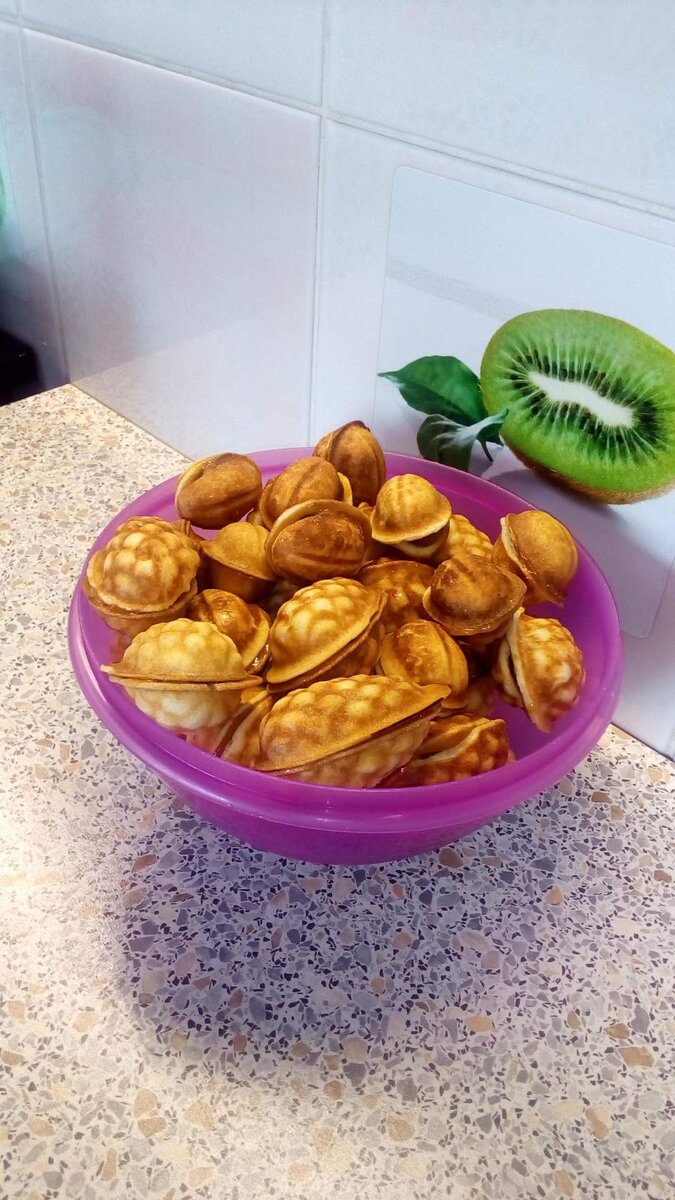 Рецепт теста для орешницы  Для приготовления теста для орешницы нам потребуется: 
мука пшеничная - 400 г; 
масло сливочное - 200 г; 
яйцо - 3 шт.; сахар - 100 г; 
ликёр - 2 ст. л. (по желанию); уксус 9% - 1/4 ч. л.; сода - 1/2 ч. л.; растительное масло для смазывания формы. 
Подготовить продукты для приготовления теста. Ликёр можно не добавлять, но с ним печенье становится мега ароматным!  Соединить сахар с яйцами. Взбить массу с помощью миксера.  Масло растопить и слегка остудить. Влить растопленное масло в яичную смесь. Всё слегка взбить до однородности.  Соду погасить уксусом.  Влить ликёр и соду в общую массу. Всё перемешать до однородного состояния.  Затем всыпать просеянную муку.  Муку всыпать небольшими порциями и постоянно перемешивать. Далее замесить тесто. Тесто получится густым, гладким и липким.  Форму смазать растительным маслом с помощью кисти или ватного диска. Хорошо разогреть орешницу на сильном огне. 