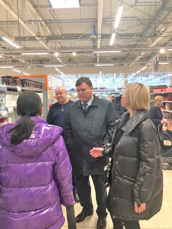 С. Горелов инспектирует магазин Глобус