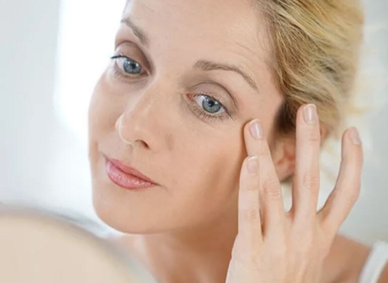 Тональный крем желательно заменить на ВВ или СС крем, ваша кожа тогда будет выглядеть более живой и ухоженной. Если тональный крем не содержит УФ защиту,  нужно заменить на специальный крем для избежания появления пигментных пятен.