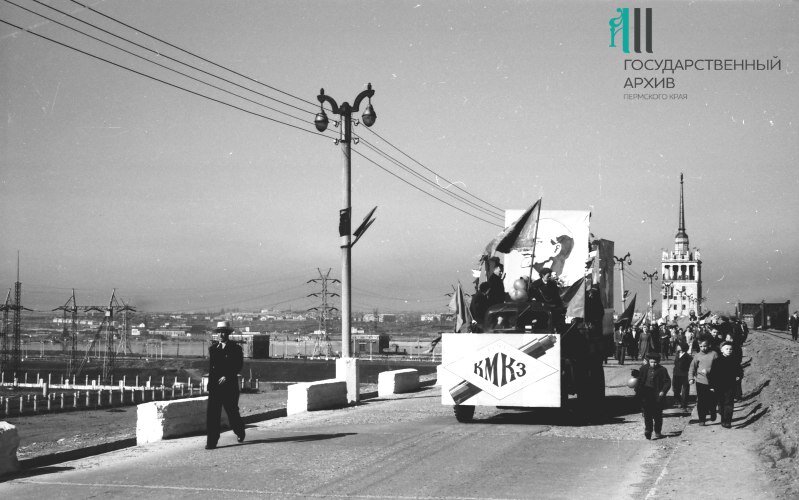 Первомайская демонстрация трудящихся Орджоникидзевского района, 1962. Источник: ГАПК