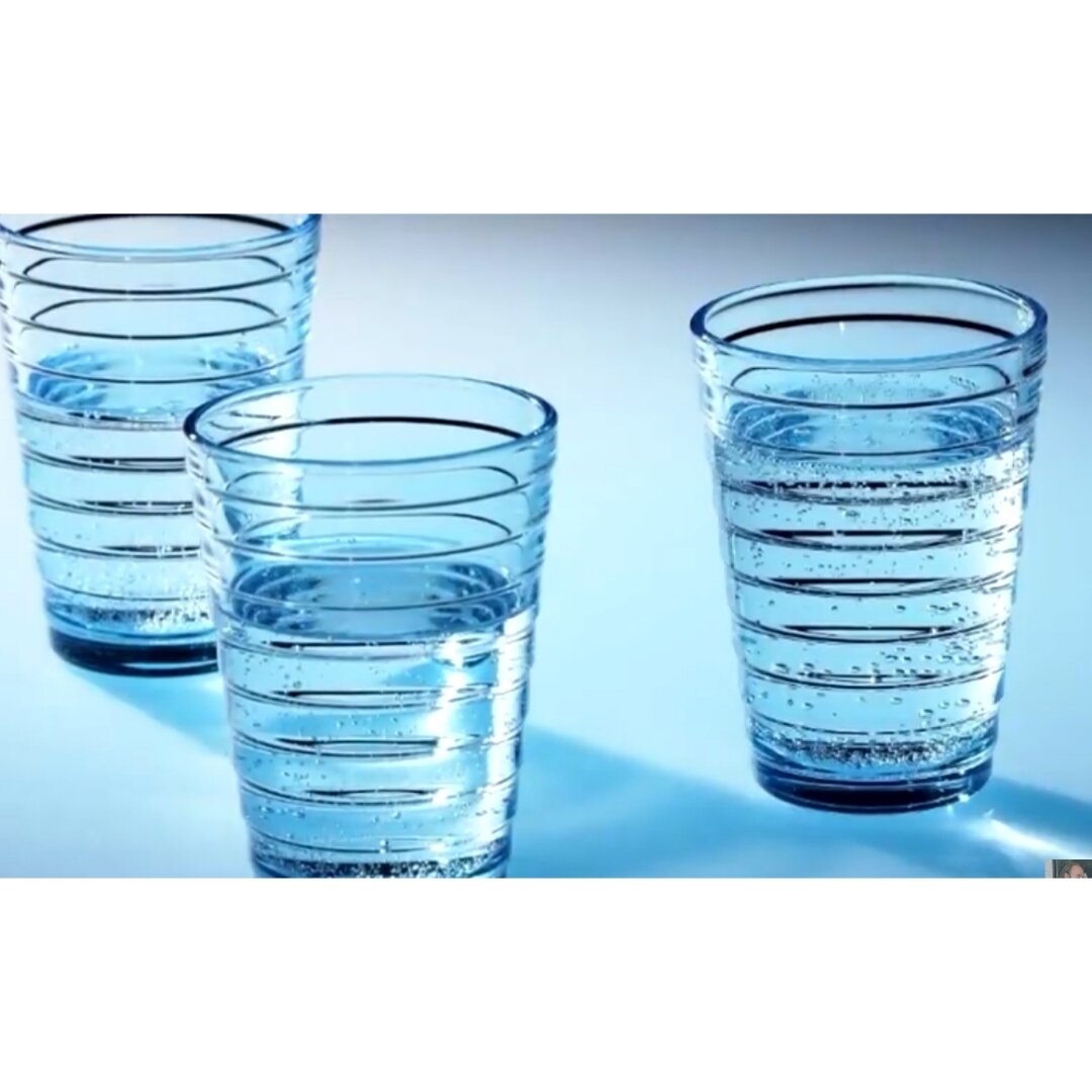 На столе стоят три склянки с водой. Стакан воды. Три стакана с водой. Вода в разных стаканах. Три склянки с водой.