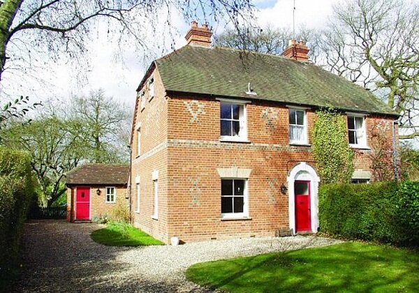 Дом, в котором Кейт Миддлтон жила с рождения до 13 лет. Деревня Баклбери, Западный Беркшир