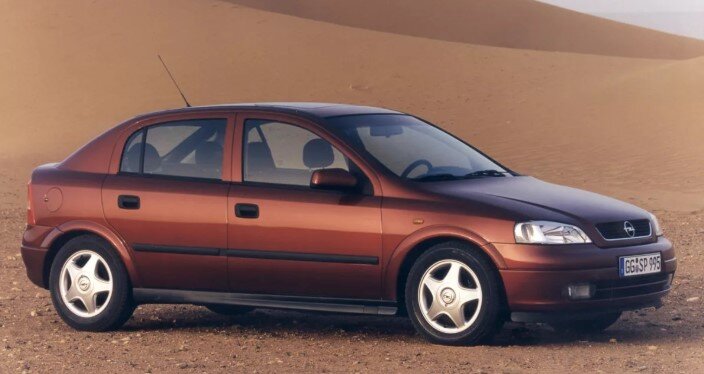 Opel Astra поколения G в кузове "хэтчбэк" - в потоке его легко узнать по обрезанной задней части кузова и характерным для начала 2000-х задним фарам.