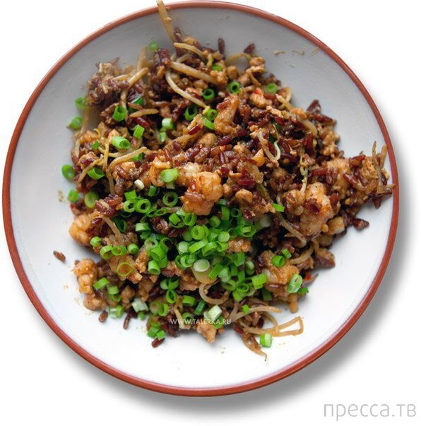 
Вторым лучшим тоже стало индонезийское блюдо - Nasi goreng, смесь риса, яиц, курицы.
