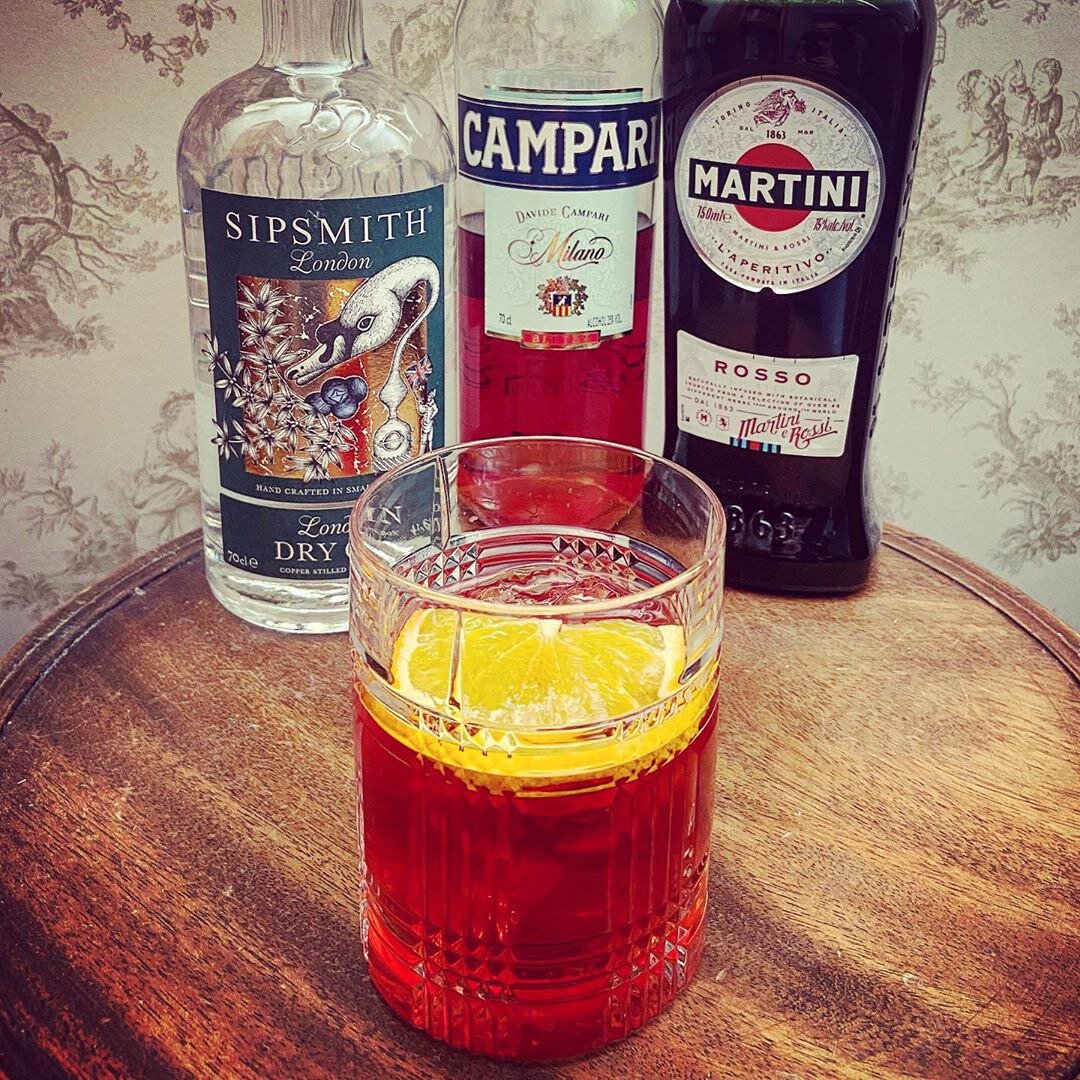 Негрони. Классика с миллионами вариаций. К ним мы вернемся позже. Пока опробуйте классику.