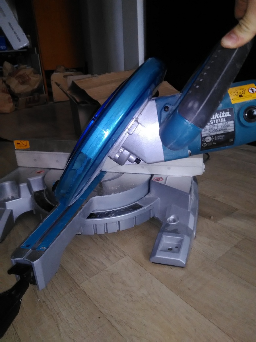 Двигатель располагается к станине почти параллельно