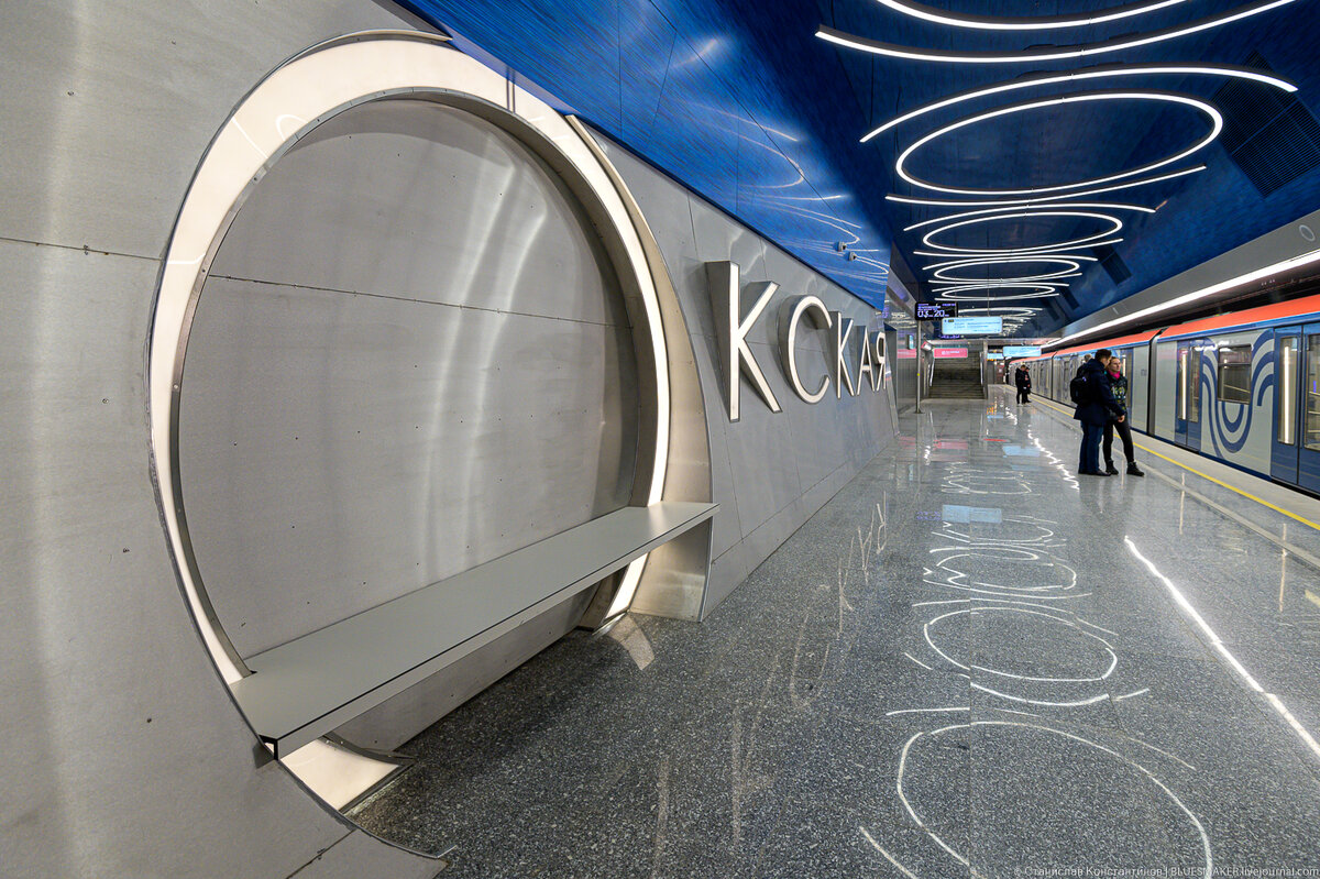 
Сегодня у нас еще одна новая станция Некрасовской линии. Честно говоря на нее у меня были определенные ожидания. Я думал, что вот эта станция мне понравится и тут вроде даже не все так плохо, как на соседней "Стахановской". Я не следил за стройкой, но перед тем, как поехать смотреть новые станции поглядел все же на фотографии со строительства, что выкладывали люди в сети. Было ощущение, что все довольно неплохо. Но к большому сожалению в основном фотографии были с платформенной части и какие-то общие планы, оценить что-то конкретное было трудно, Как я всегда говорю, чтобы получить полную картину об объекте надо обязательно взглянуть на него самому. Станция "Окская" - это одна из трех "испанских" станций на новом участке "розовой" ветки. Она расположена под Окской улицей, на границе промзоны, с другой стороны которой расположена ст.м. "Стахановская". Похоже станция построена тут именно для обслуживание перспективной застройки. Хотя, если взглянуть на карту, то вокруг довольно много домов. Раньше все эти жители использовали станцию метро "Рязанский проспект", которая находится в 700 метрах от новой станции, теперь у них есть возможность выбора, а также удобный вариант, чтобы доехать и пересесть на МЦК. Это в любом случае хорошо.