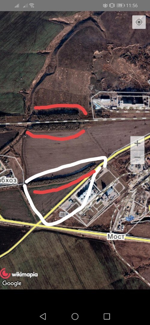 Белой чертой обведено поле, а красными отметил  посадки.