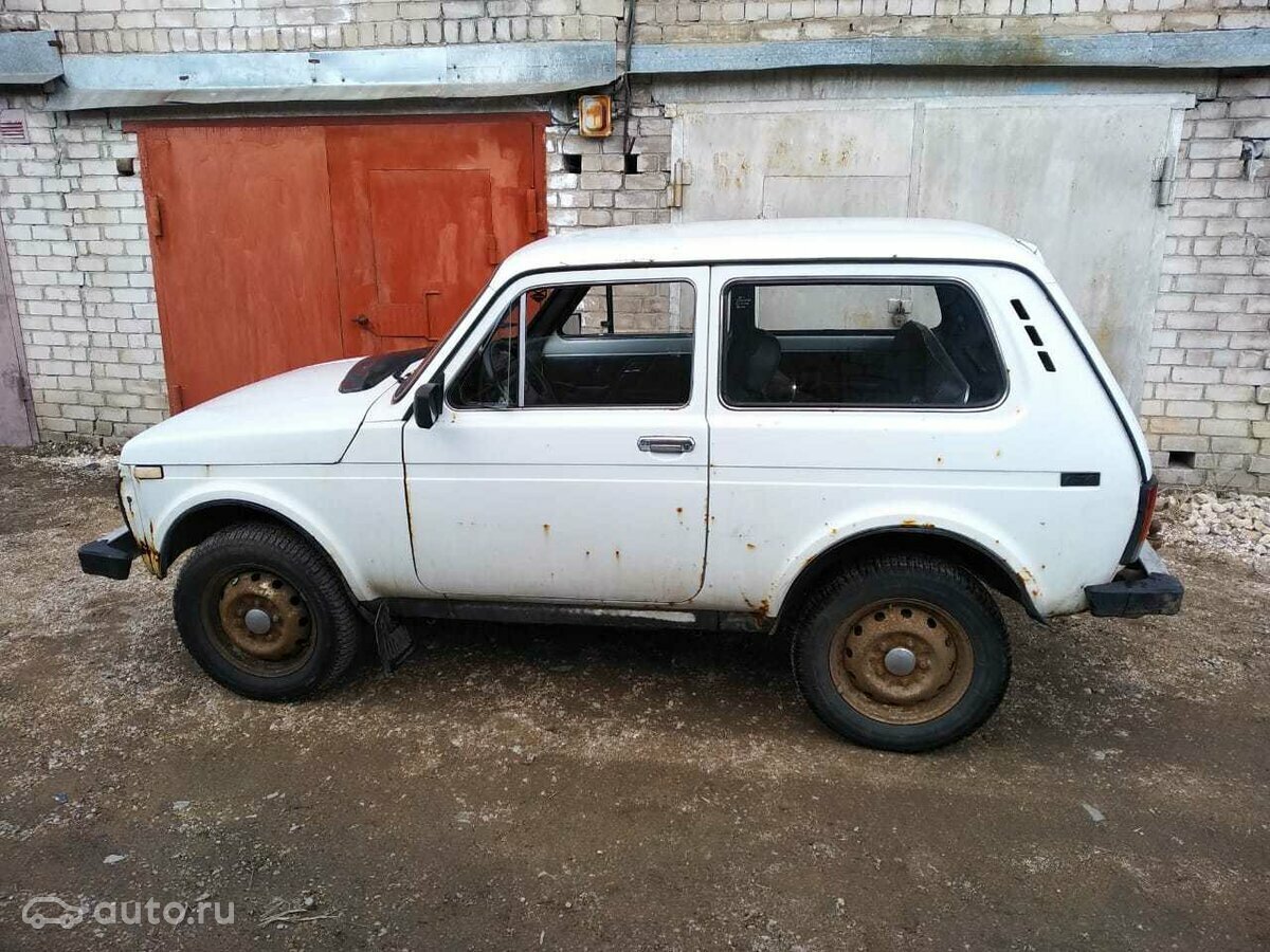 Вот, например, вариант. 1 владелец, 1998 г.в., ездил старичок на дачу, кузов местами ржавый, зато ни разу некрашеный и без дыр. Пробег 130 000 км за 20 лет. Цена - 95 000 рублей, но можно поторговаться.