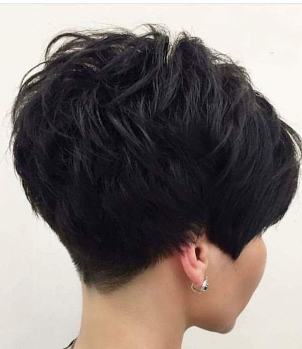 Из спец средств на макушке распределен мусс и по кончикам использован воск.