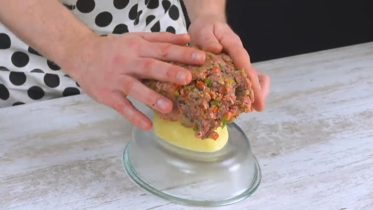 Мясной пирог "Пасхальное яйцо".