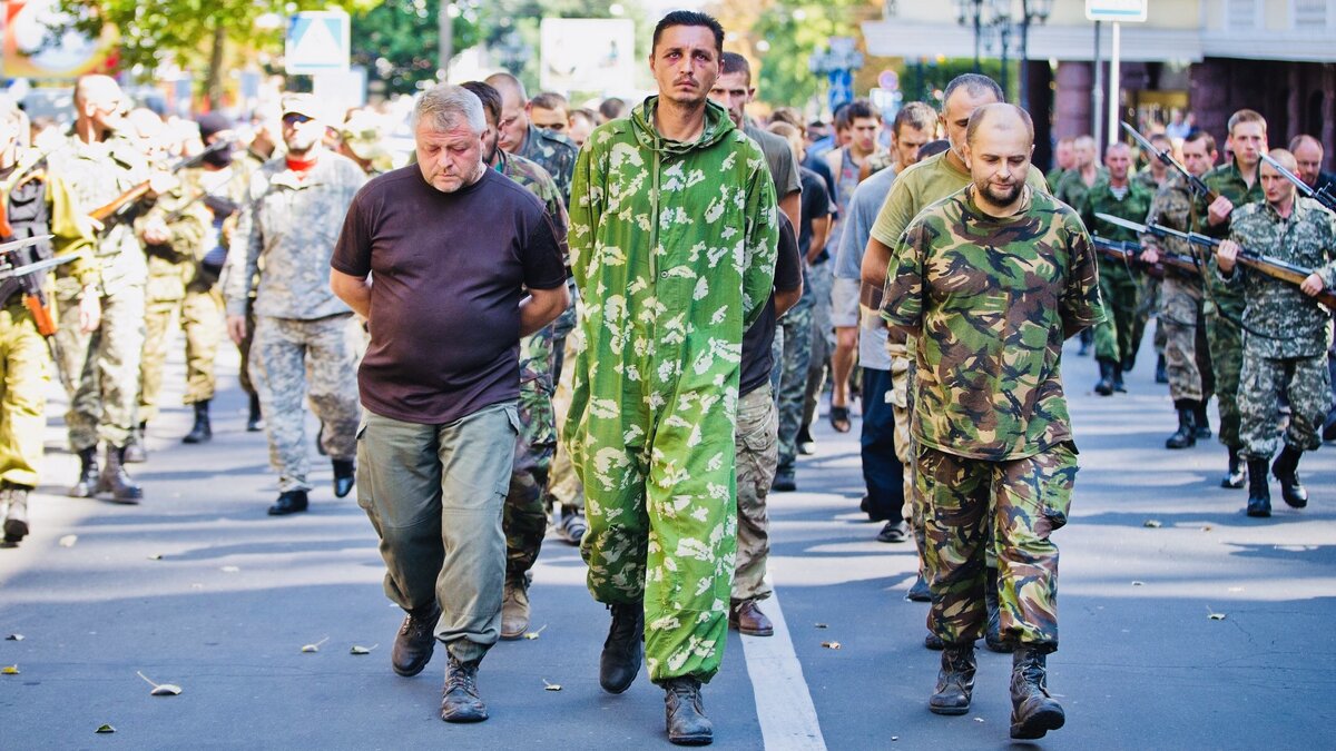 Нет на войне виноватых и правых,
Есть те кто выжил и кто не вернулся.
Нет на войне сильных и слабых...
Спасибо тебе, кто в меня промахнулся!