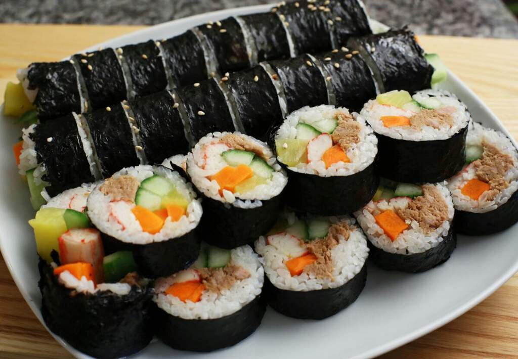 Кимба́п (кор. 김밥) — популярное блюдо корейской кухни, представляет собой роллы, завернутые в сушеные прессованные листы «морской капусты» (김 ким), наполненные приготовленным на пару́ рисом (밥 пап), с добавлением начинки, нарезанной или выложенной полосками, обычно квашеных овощей, рыбы, морепродуктов, ветчины и омлета. К столу кимбап подают нарезанным кружочками, которые едят, взяв палочками и обмакнув в соевый соус с семенами кунжута.

Кимбап произошёл от японских роллов «футомаки», блюдо было заимствовано во время японской оккупации От суши (суси) кимбап отличается тем, что рис почти не содержит уксуса, также в кимбап не кладут сырую рыбу.

Обычно кимбап употребляют на пикниках и вообще на улице, а также в качестве закуски, в этом случае кимбап подают с такуаном или кимчхи.