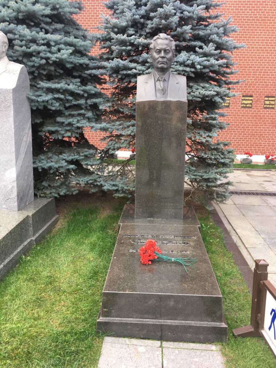 кто похоронен в кремлевской стены в москве список