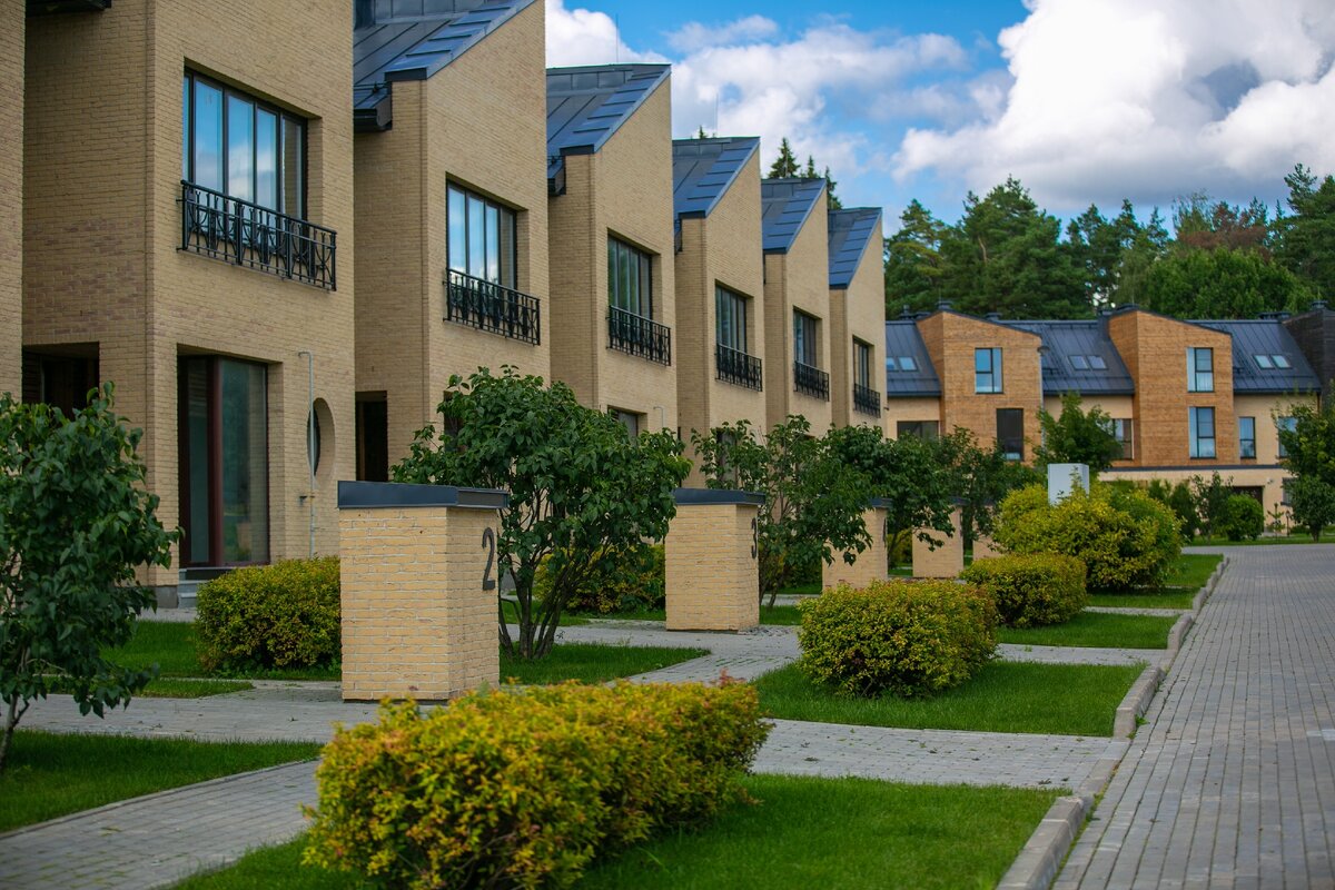 Поселок таунхаусов Никольский Парк. Все построено и благоустроено. Соседи уже живут.