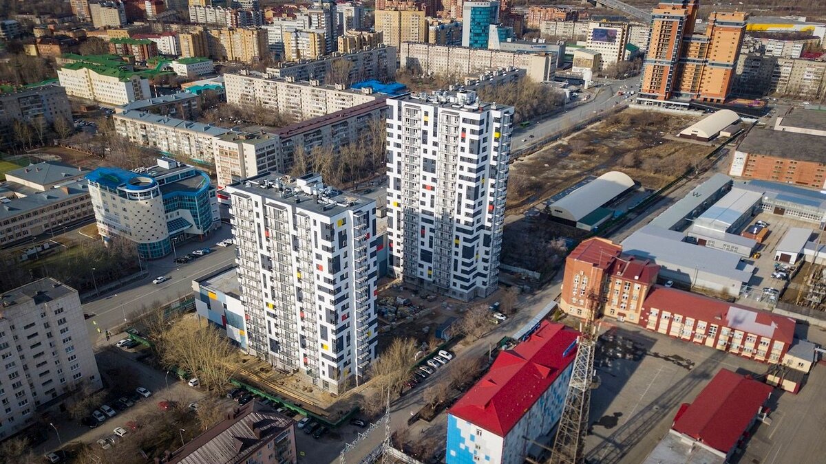 В расчете инсоляции учитывается ещё и светоотражающая способность фасадов зданий, учёт географической широты и разных календарных периодов.