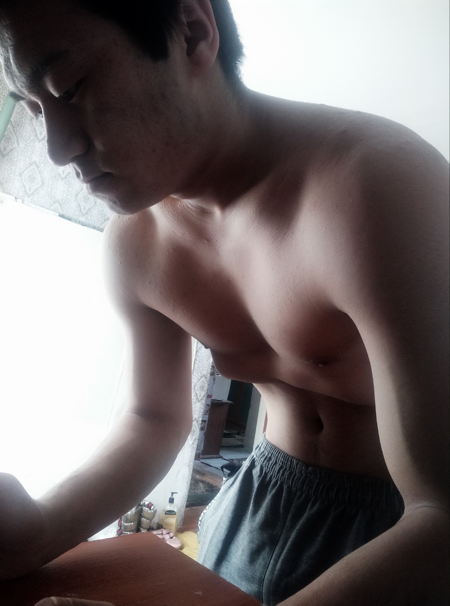 Вот так нужно втягивать в себя живот