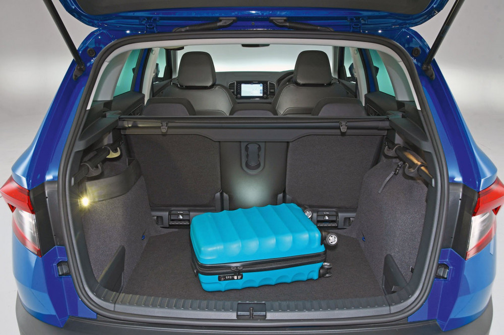 Багажное отделение объемное - 500 литров. Наличие крючков и съемный фонарик - отличительные черты Simply Clever.