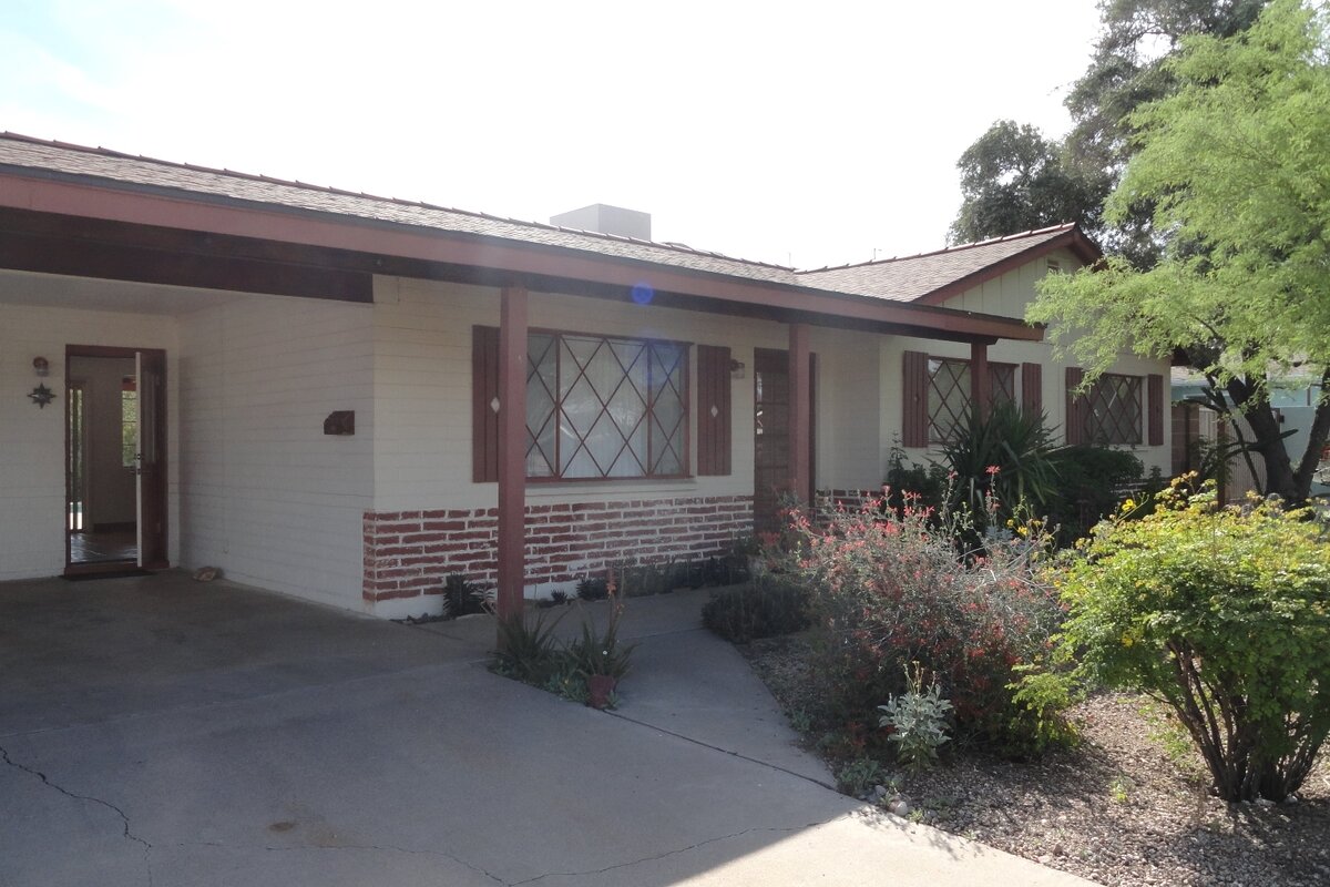  В доме 3 спальни и 2 ванные комнаты.  Большое окно справа от входной двери- это окно в самой большой спальной комнате.