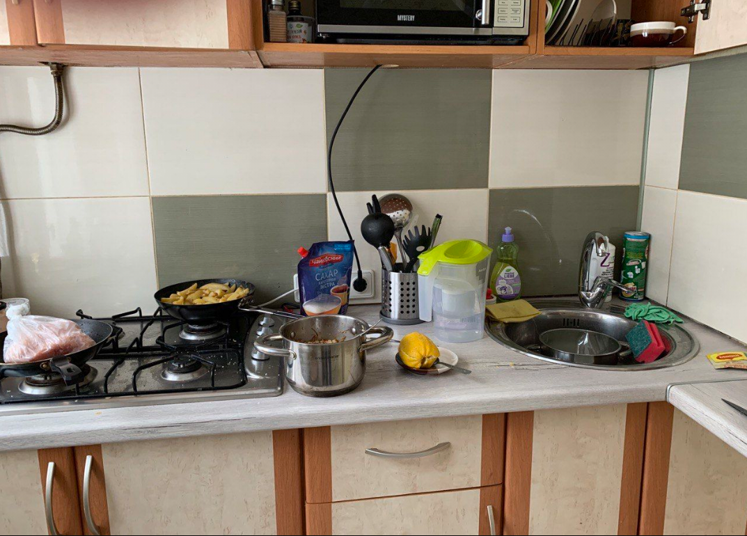 И вот такое гость оставлял ВСЕ ВРЕМЯ после себя. Как вы видите, ничего не прикрыто, все заветривается. И, внимание, все это может лежать 3-4 дня, пока я сама не уберу.