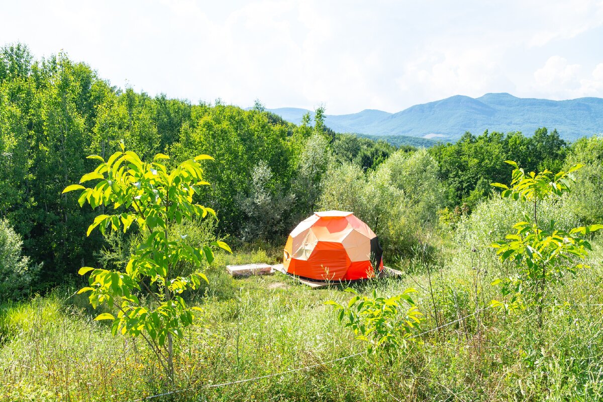1. Полянка рядом с озёрами сразу после выхода из леса. Справа видны горы Ак-яр, Коба-кая, Орта-сырт и Илька.