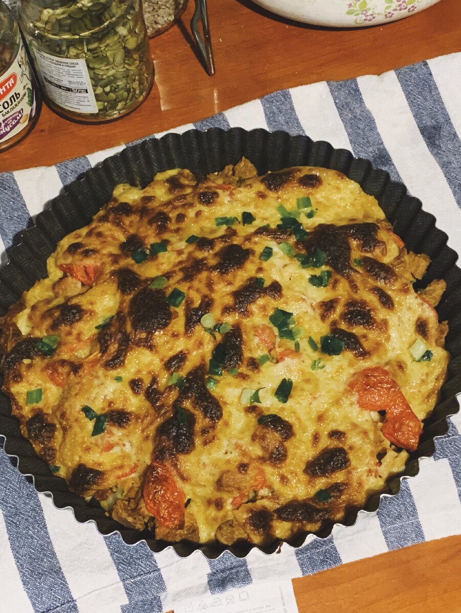 Соевые кусочки с картошкой, томатами, луком под этим сыром