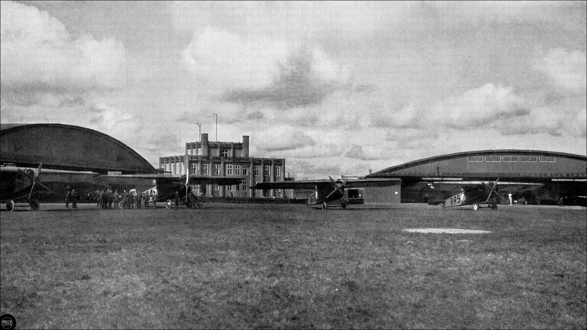 Аэропорт Девау, вид с лётного поля. 1920-ые года.