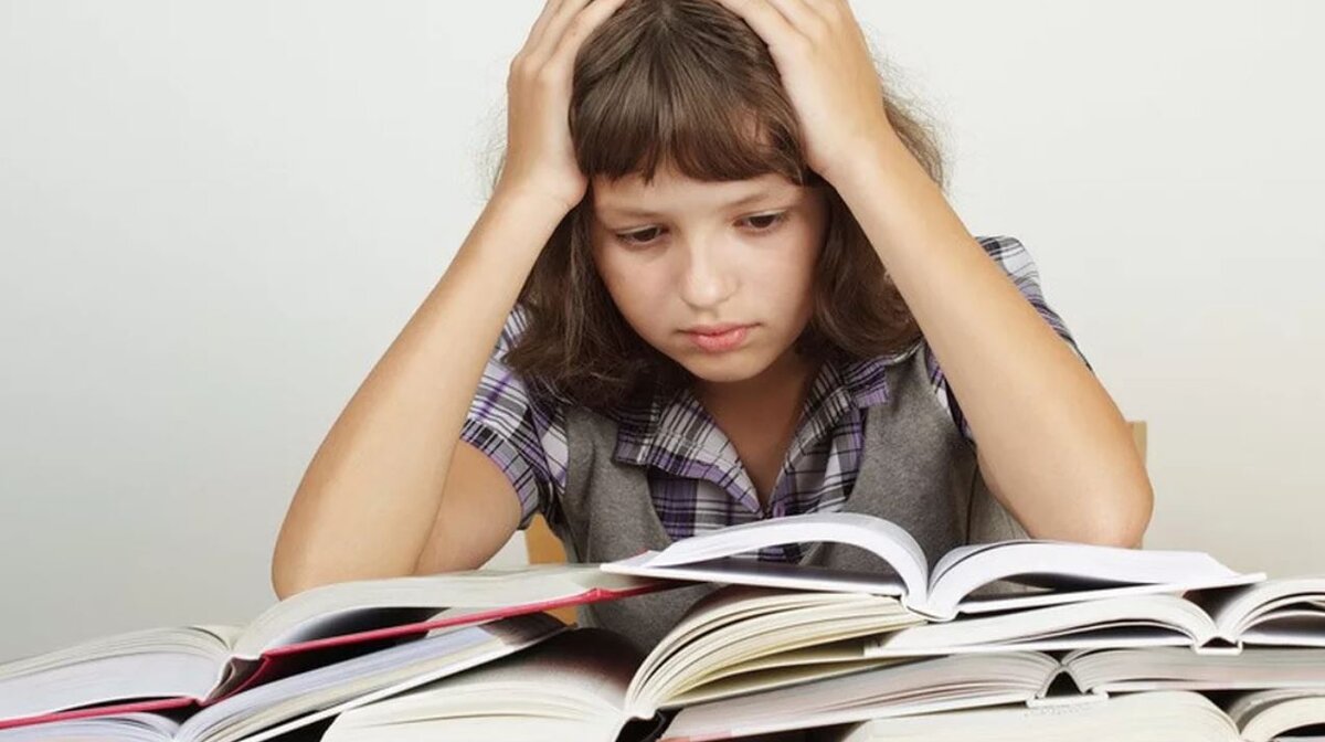 Плачу после школы. Ребенок над книгой. Девочка с учебниками. Ученик с учебником. Ребенок за учебниками.