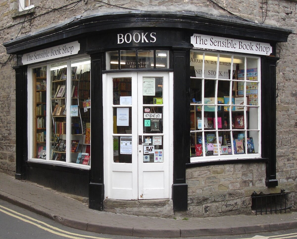 Улицы книг магазин. Витрина книжного магазина. Книжный магазин снаружи. Маленький книжный магазин. Книжный магазин в Англии.