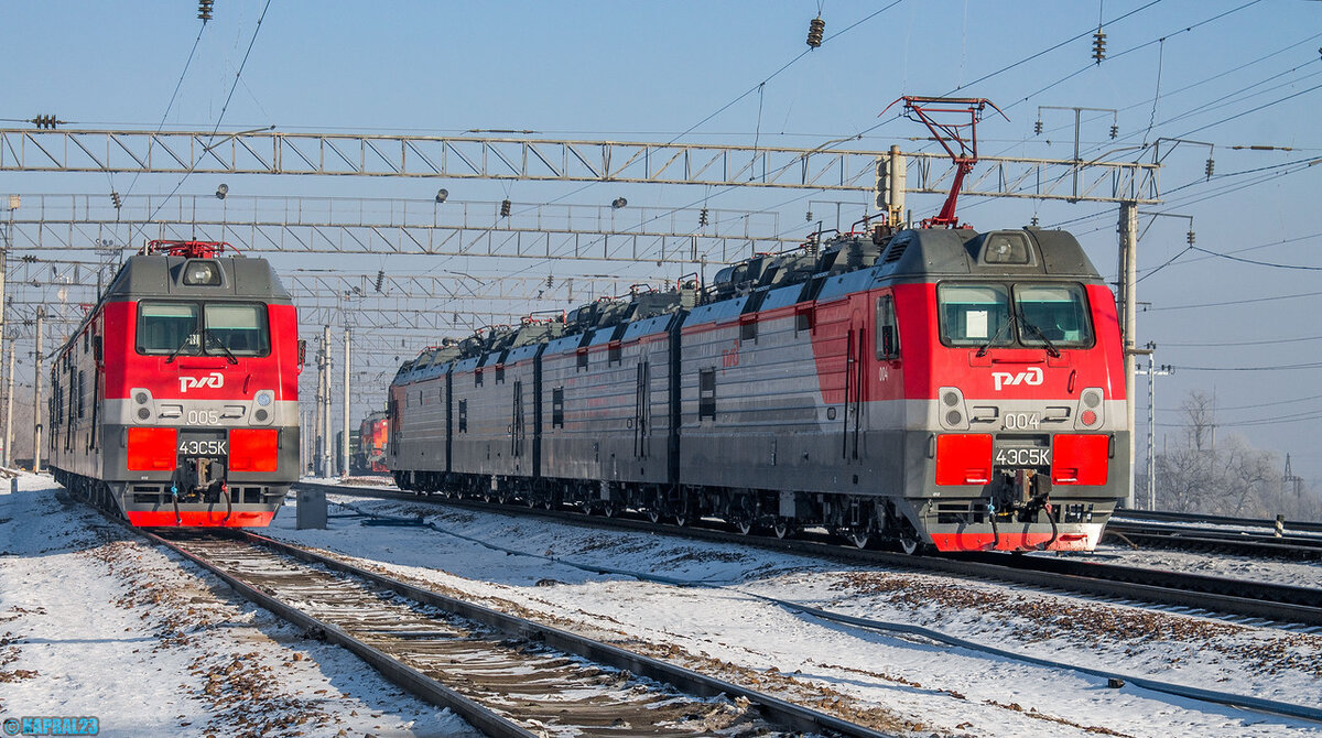 Электровозы 4ЭС5К, фото с сайта "Трейнпикс"   