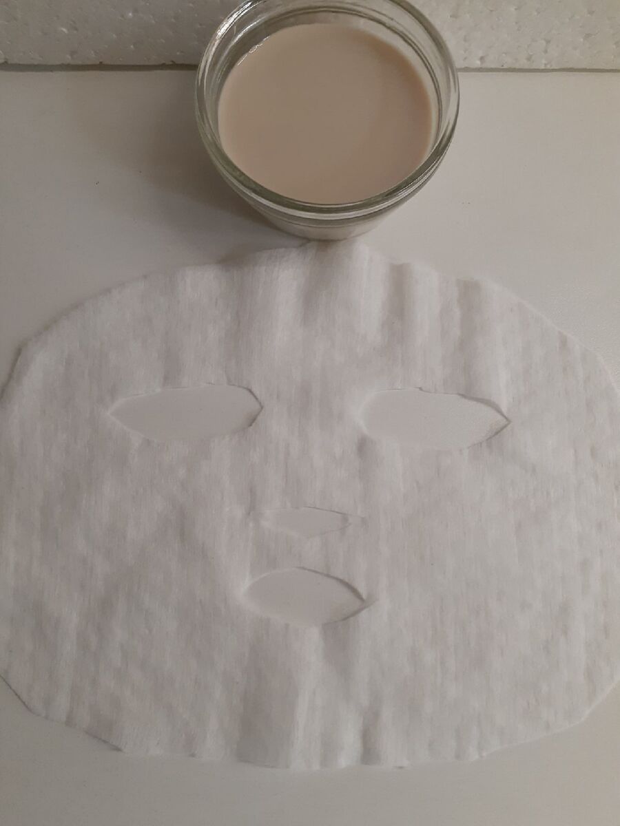 Из кухонного одноразового тканевого полотенца, вырезала маску.