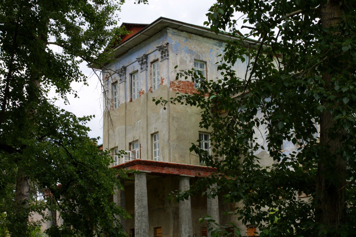 Усадебный дом, построенный по заказу Никиты Демидова в 1757 году и полностью перестроенный Львом Расторгуевым в начале XIX века. Архитектор М.П. Малахов