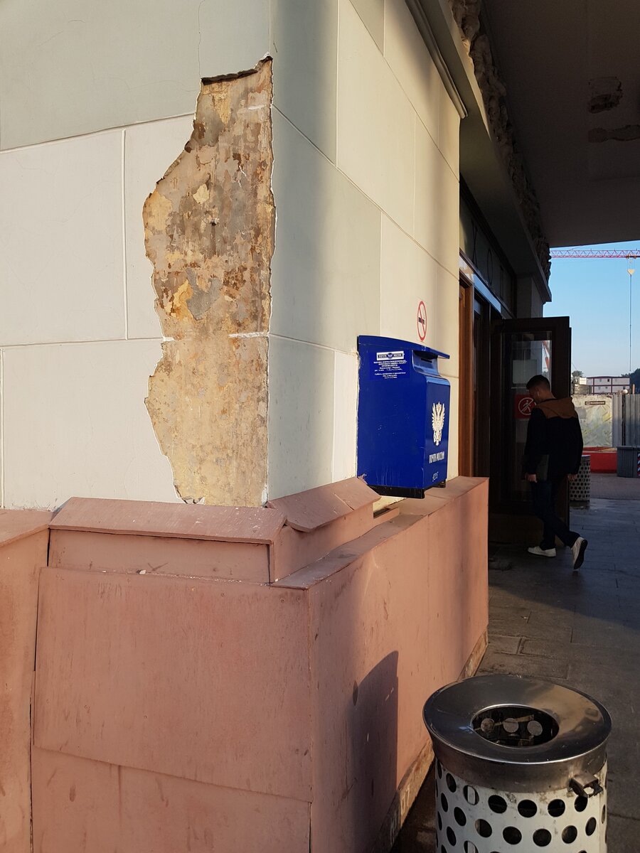 возле входа в вестибюль. фото автора