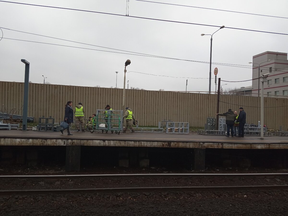 Беговая при свете дня: собирают мини-навес, призванный спасти от осадков. Спасает ли он? Не знаю, я с прошлого декабря в тех краях и не была...