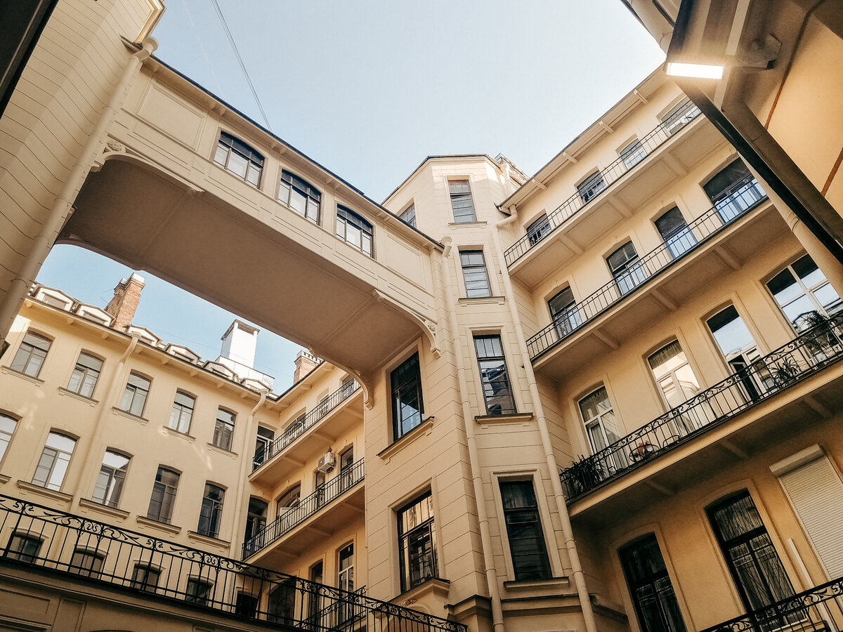 Двор дома Бака. Воздушные галереи