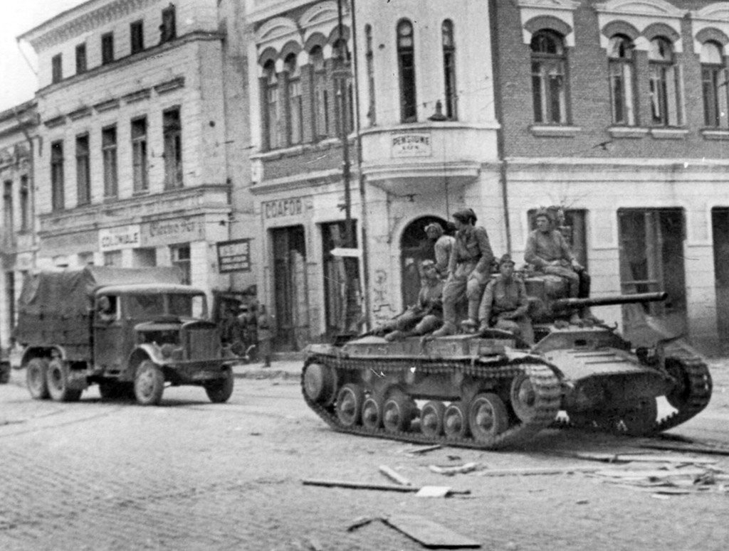 Наиболее массово Valentine IX применялись Красной Армией. Всего прибыло 787 танков данного типа.