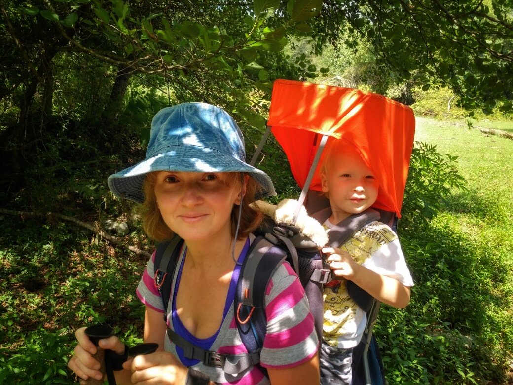 Путешественник в рюкзаке-переноске