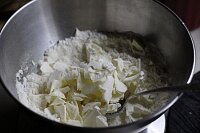 Сначала необходимо приготовить песочную основу для тарта. Следует растереть сахар с мукой, разрыхлителем, солью и охлажденным сливочным маслом или маргарином. Масло можно натереть на терке, предварительно заморозив продукт.