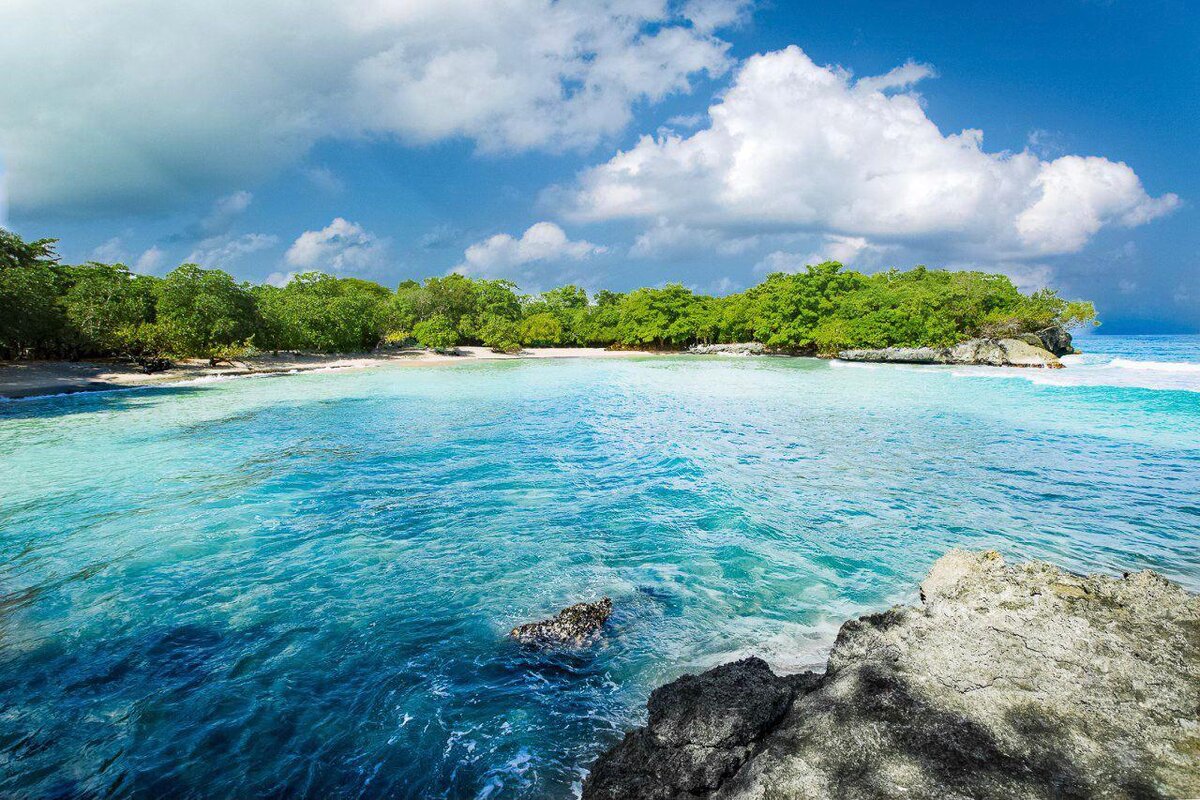 Один из диких пляжей Доминикан.