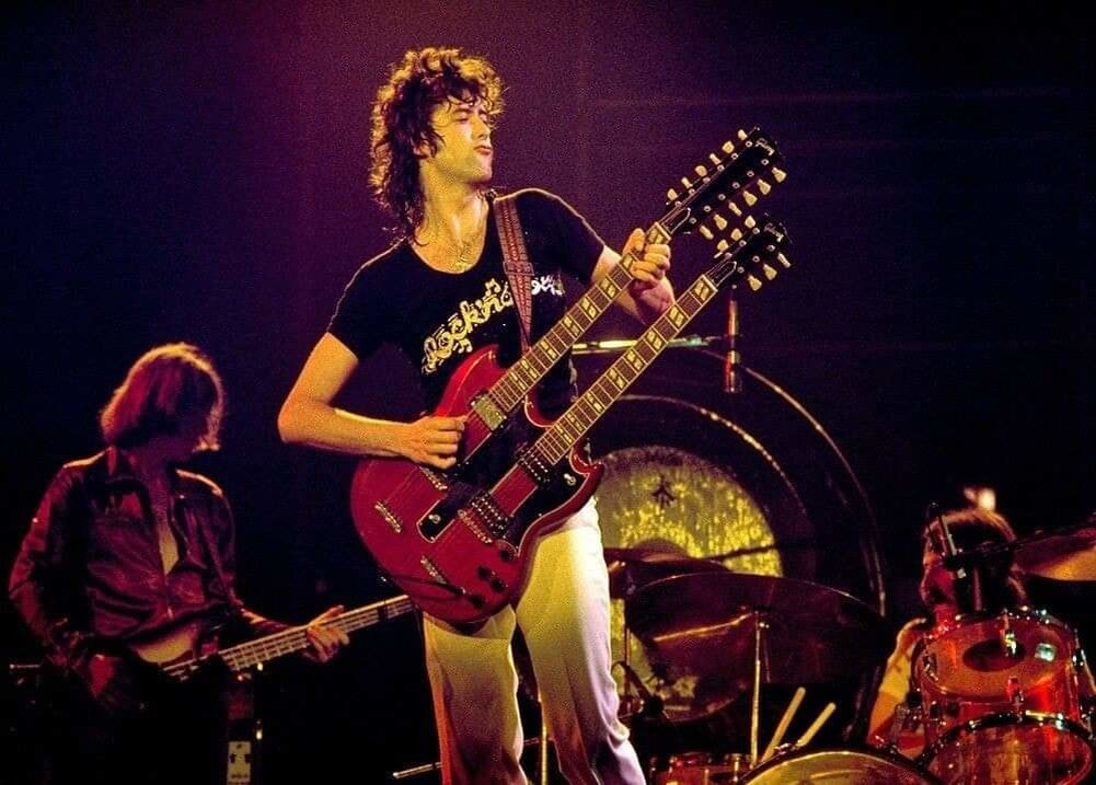 Джимми Пейдж во время одного из шоу Led Zeppelin. Фото Яндекс. Картинки