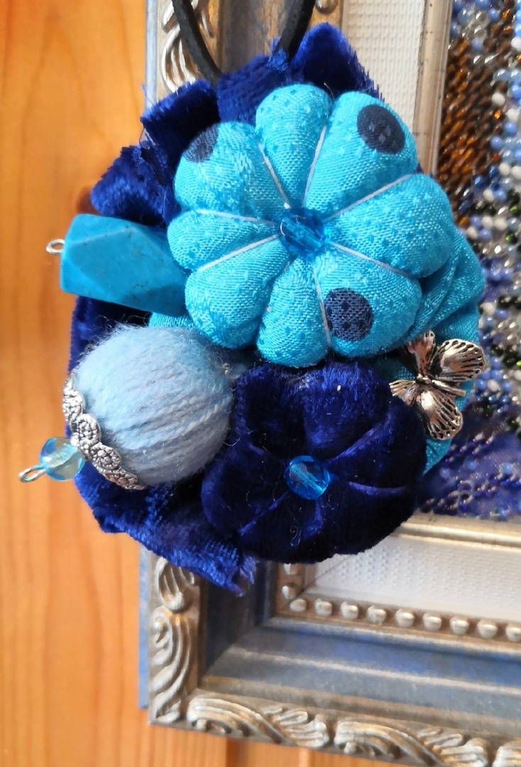 Здесь уже брошь-кулон:)