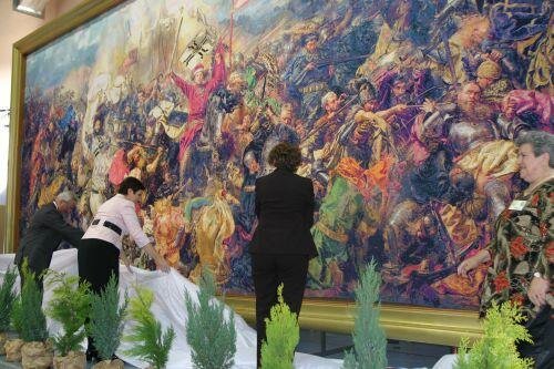 Открытие вышитой работы на выставке в Польше. Фото из открытых источников