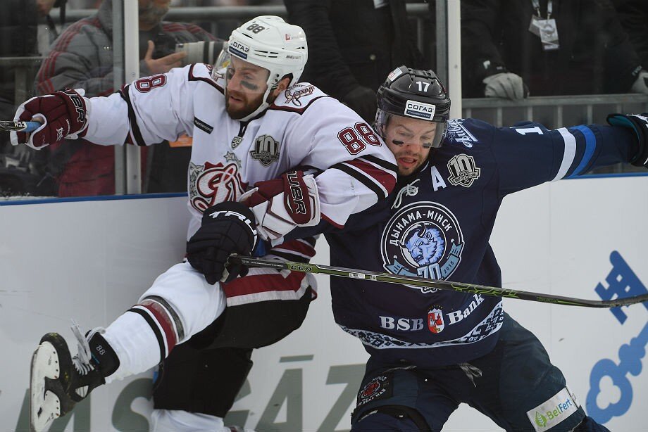 11 октября, Минск /Корр. БЕЛТА/. Хоккеисты минского «Динамо» одолели рижских одноклубников в матче чемпионата КХЛ. Встреча завершилась по буллитам со счетом 4:3 (1:1, 1:1, 1:1, 0:0, 1:0), сообщает корреспондент БЕЛТА.