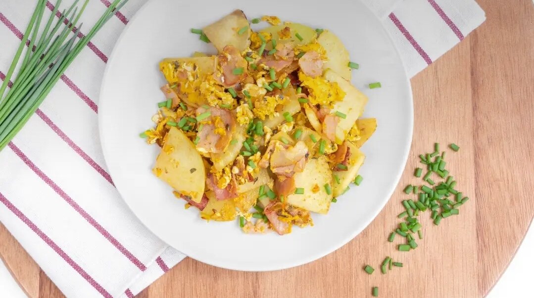 Кольраби-фри с ветчиной и яйцами