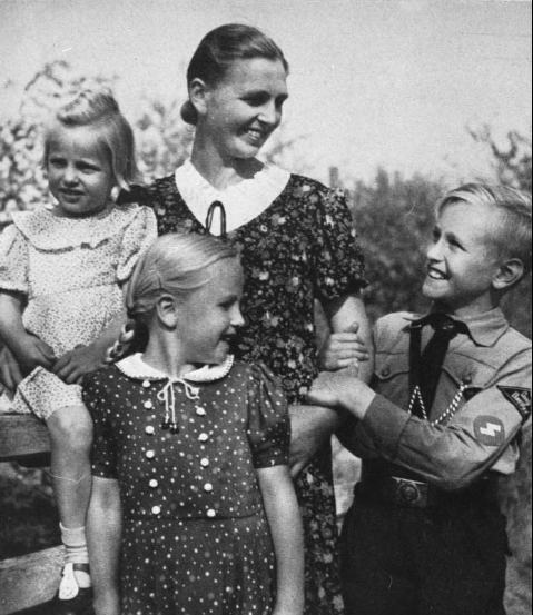 Фотография нацистской пропаганды: мать, её две дочери и сын в униформе гитлерюгенда позируют для нацистского журнала SS-Leitheft  февраль 1943 года