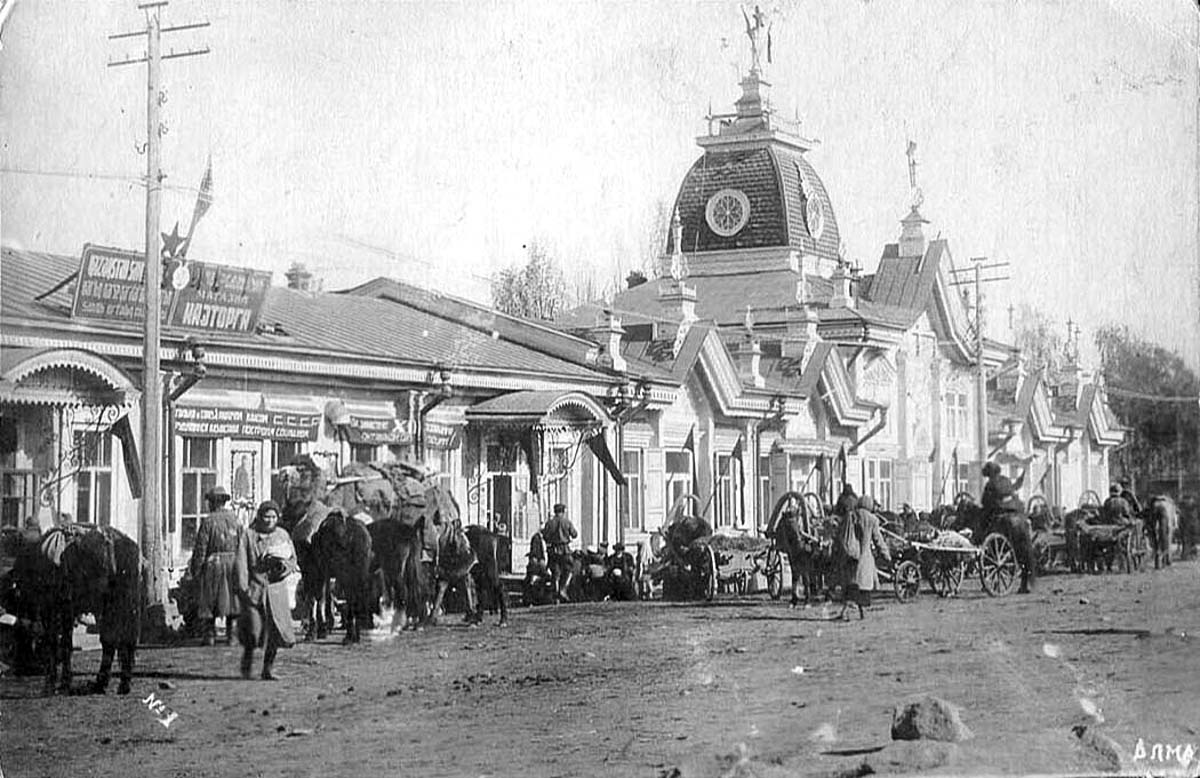 Торговая улица 1930-х годов. Памятник зодчества начала ХХ века города Верного, построенный в стиле «модерна». Это прямоугольное в плане, двухэтажное здание. Главные оси выявлены расположением куполов и парапетных стен. Фасады имеют четкое горизонтальное и вертикальное членения. Окна прямоугольной формы обведены профилированными штукатурными наличниками с полочками. Профилированный карниз, парапетные стены криволинейных очертаний и столбики парапета, увенчанные шарами, насыщены деревянным, резным растительным орнаментом.